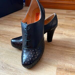 Mix moos Lesley must have.
Leather Upper
Leather Lining
Man Made Sole
3" Heel